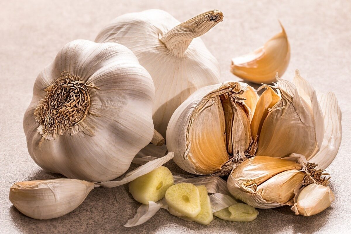 garlic-flavoring-food-seasoning-3419544-1200×800